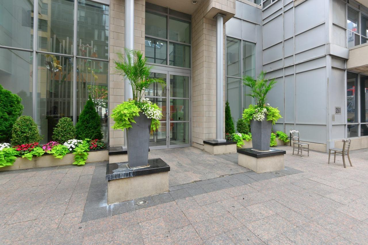 Cozy Penthouse Studio Toronto Exterior photo